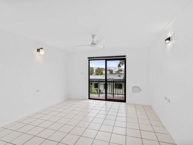 Top floor 2 bedroom apartment close to the CBD