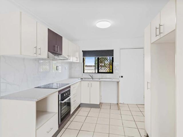 Top floor 2 bedroom apartment close to the CBD