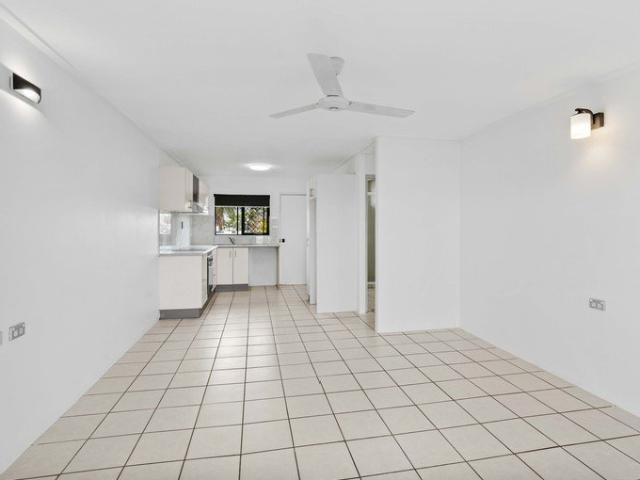 Top floor 2 bedroom apartment close to the CBD