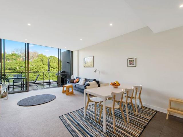 Top Floor 2 Bedroom Apartment in the Luxe 'Locarno'