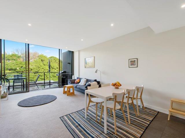 Top Floor 2 Bedroom Apartment in the Luxe 'Locarno'