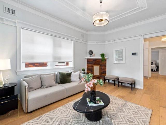 TOP FLOOR 2 BEDROOM ART DECO APARTMENT WITH LOCK UP GARAGE