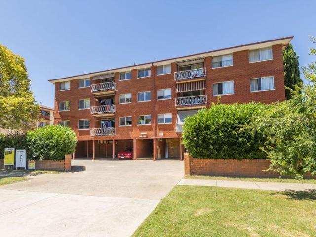 Top Floor 2 Bedroom Unit in Prime East Queanbeyan Location