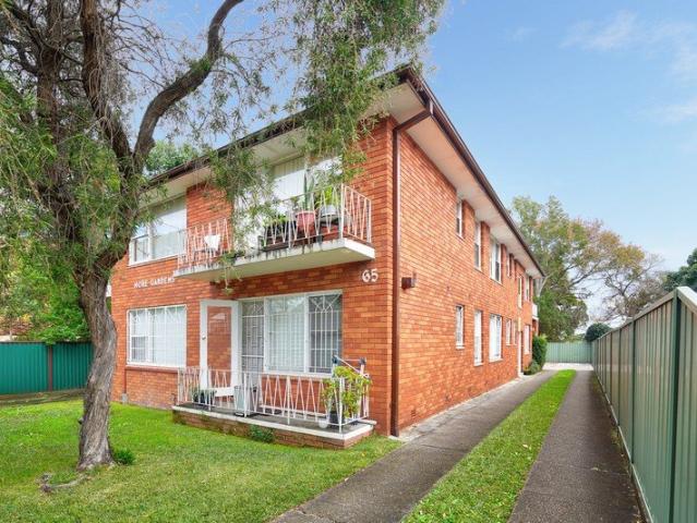 Top Floor 2 Bedroom Unit in Prime Location