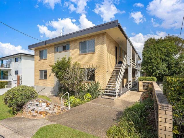 Top floor 2 bedroom unit with 2 parking spaces
