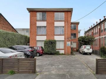 Top Floor, 6 in the Block, North Facing!