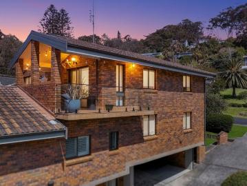 Top Floor Coastal Escape in the Heart of Avoca