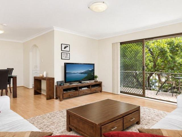 Top Floor Coorparoo Apartment with City Fringe Convenience