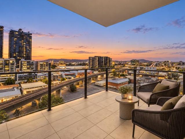 Top Floor Corner Apartment with Stunning Mount Coot tha Views!