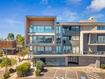 Light Filled Corner Apartment with Expansive Balcony & Stunning Panoramic Outlook