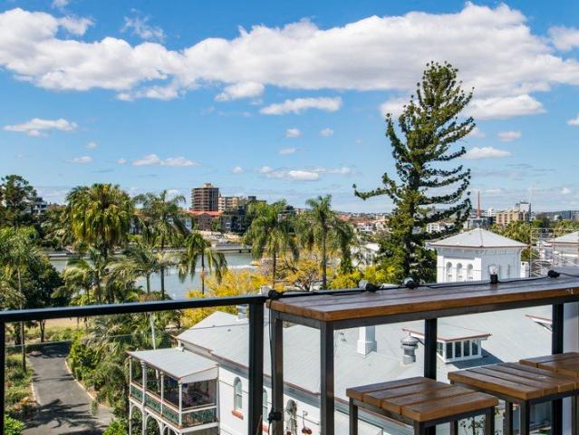 Top Floor Corner Residence Above the Yungaba Gardens