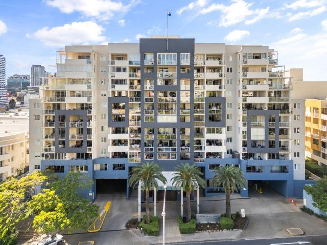 TOP FLOOR CATHEDRAL PLACE APARTMENT WITH PANORAMIC CITY & POOL VIEWS