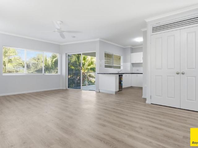 TOP FLOOR CLOSE TO THE BEACH