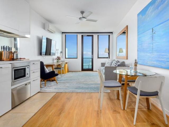 Top Floor, Amazing Bay Views, Short term Accommodation 1 week to 1 year