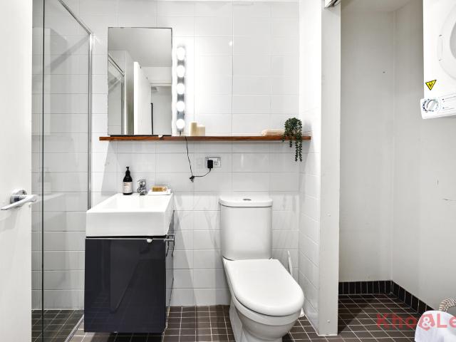 Top Floor Airconditioned Apartment with floorboards throughout