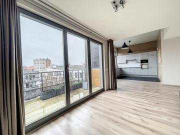 Top floor apt. 2 bdrs + office, terrace, garden Midi sta