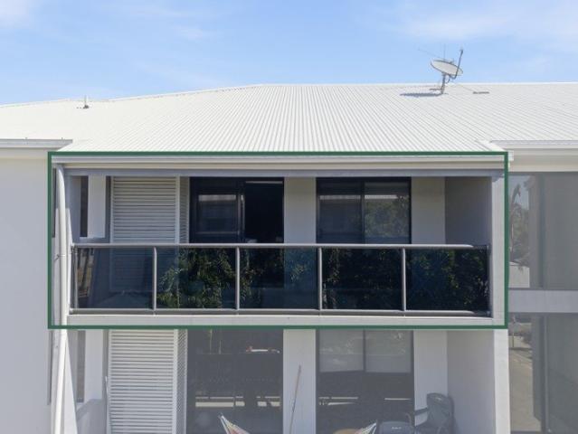 TOP FLOOR APARTMENT MINUTES FROM UNIVERSITY AND HOSPITAL