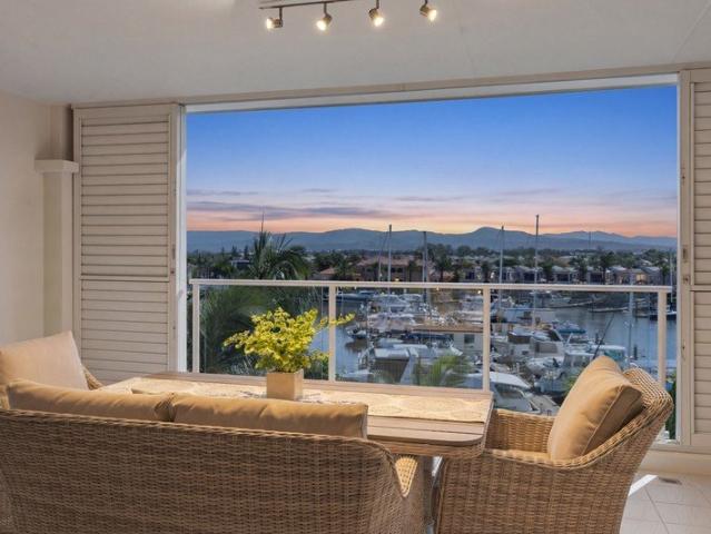 TOP FLOOR APARTMENT OVERLOOKING HOPE ISLAND MARINA