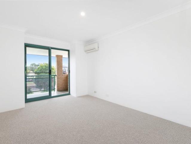 Top Floor Apartment Offering Comfort & Convenience