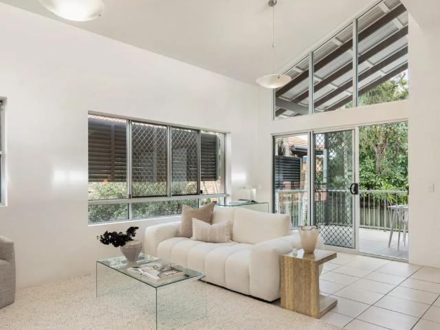 Top Floor Apartment Opposite Indooroopilly Shopping Centre