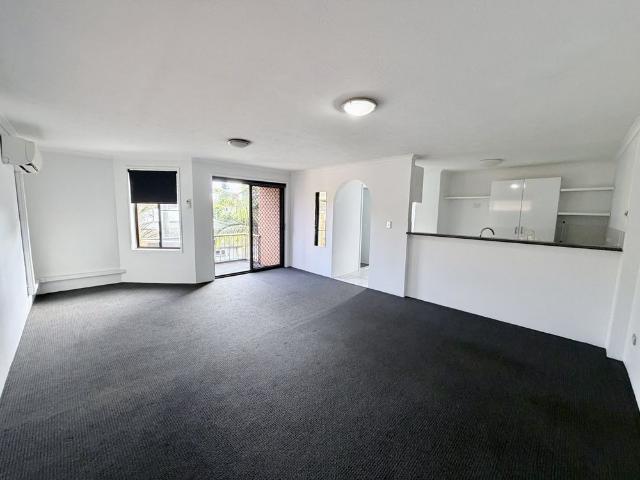 Top Floor Apartment Opposite the Broadwater – Freshly Updated & Ready to Enjoy