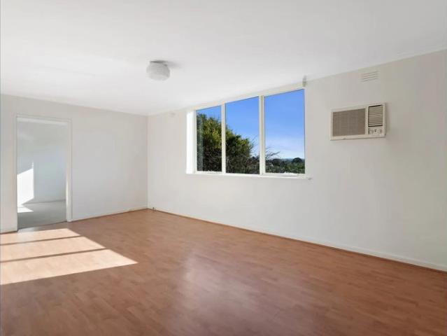 Top Floor Apartment Bathed in Natural Light!