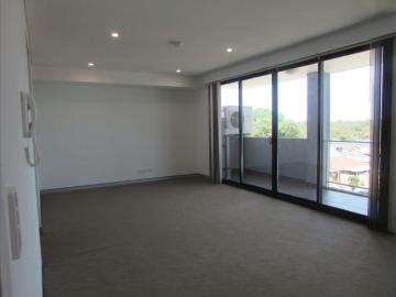 TOP FLOOR APARTMENT, CLOSE TO CAROUSEL SHOPPING CENTRE