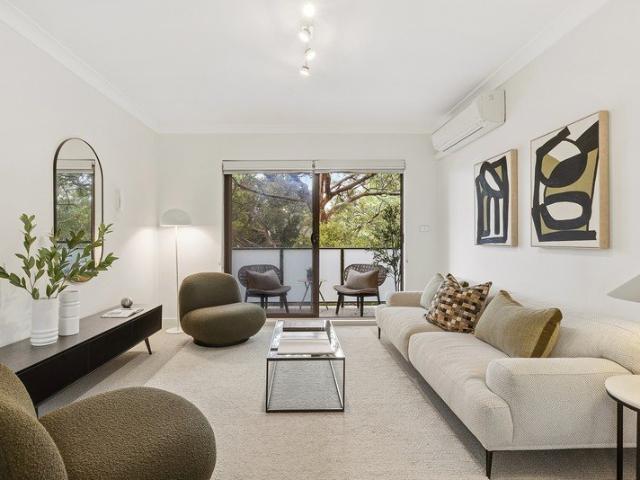Top floor apartment creates leafy private retreat