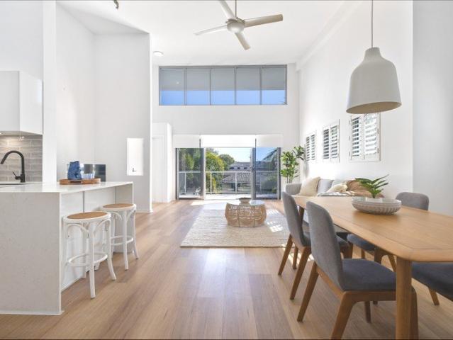 Top Floor Apartment, High Ceilings, Walking Distance to Broadwater