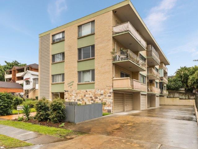 Top Floor Apartment in Boutique Auchenflower Block