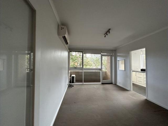 Top Floor Apartment In Great Location