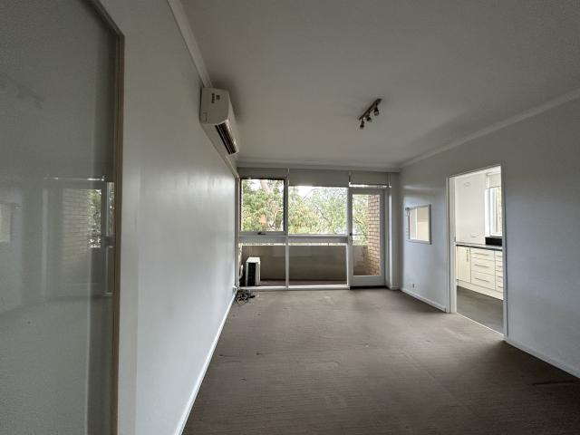 Top Floor Apartment In Great Location