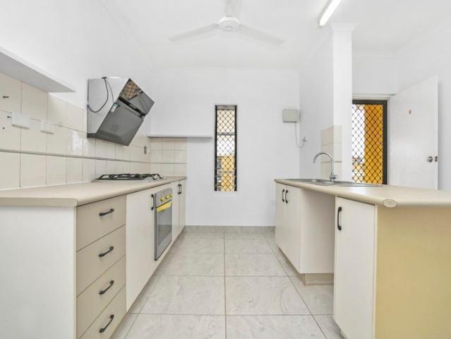 TOP FLOOR APARTMENT IN GREAT LOCATION!