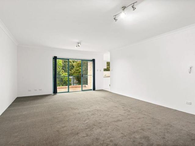 Top Floor Apartment In Idyllic Position