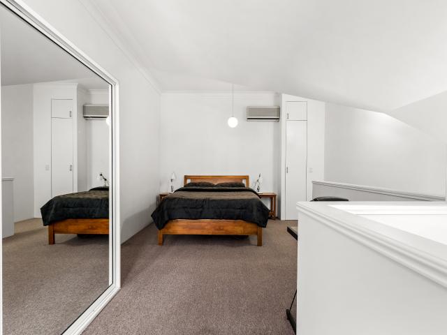 Top Floor Apartment in Rivercity Gardens!