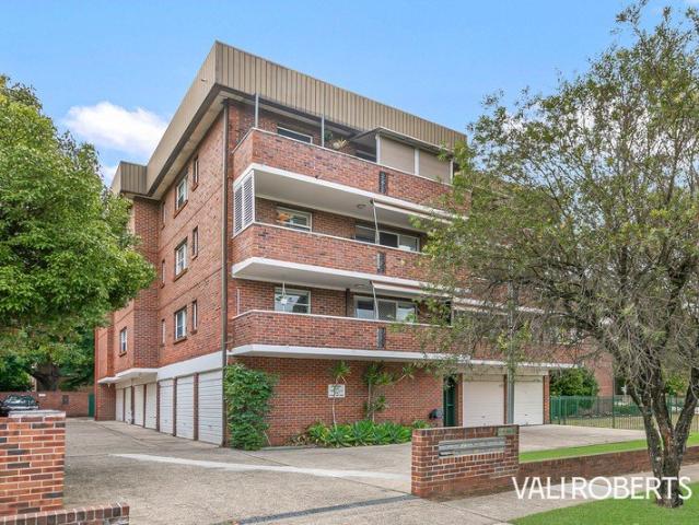Top Floor Apartment In Small Boutique Complex