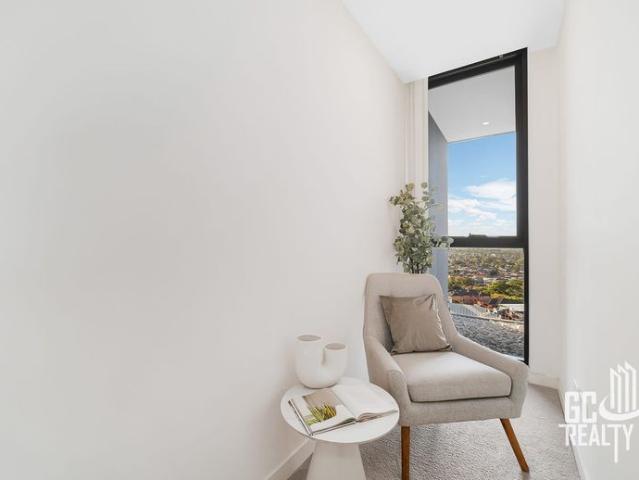 Top floor Apartment in the heart of Hurstville with brilliant city view!