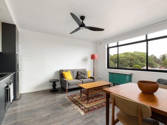 Top floor apartment in ultra convenient pocket