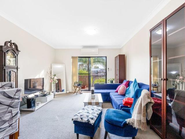 Top floor apartment steps to shops, cafes, trains