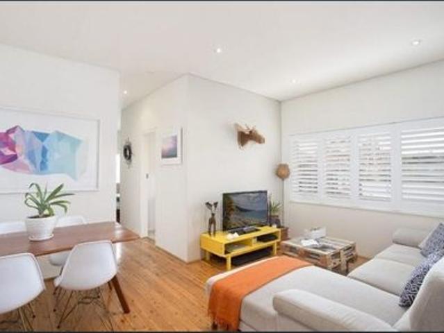 TOP FLOOR APARTMENT, SUNNY ASPECT & GARAGE