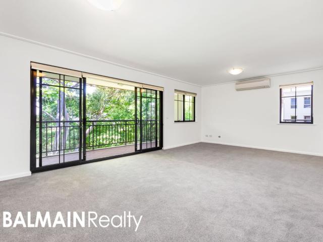 Top Floor Apartment Set in a Charming Boutique & Sought after Building