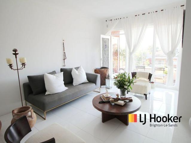 TOP FLOOR APARTMENT WALKING DISTANCE TO EVERYTHING YOU NEED