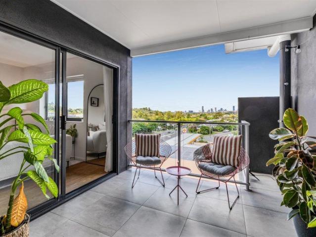 Top Floor Apartment with City Views