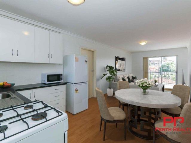 TOP FLOOR APARTMENT WITH CITY FRINGE CONVENIENCE IN THE HEART OF MAYLANDS!