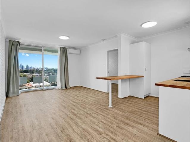 Top Floor Apartment with a Stunning Brand New Renovation