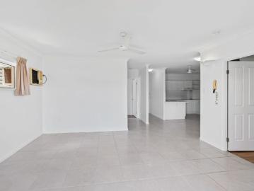 Top floor apartment with balcony in Parramatta Park