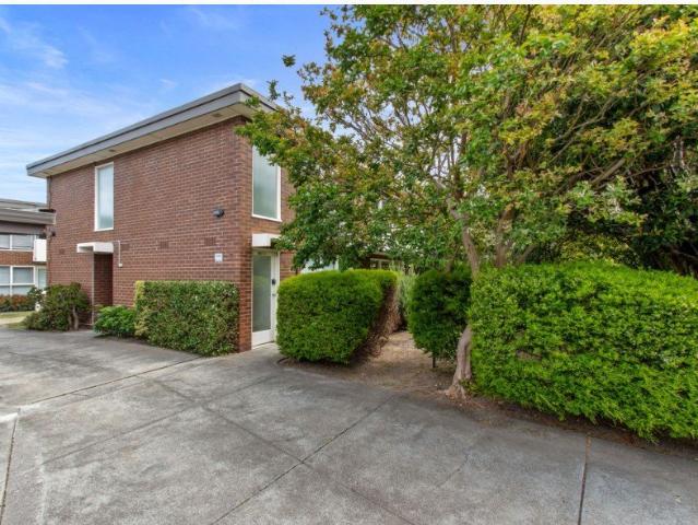 Top Floor Apartment with Balcony in Quiet Private Setting