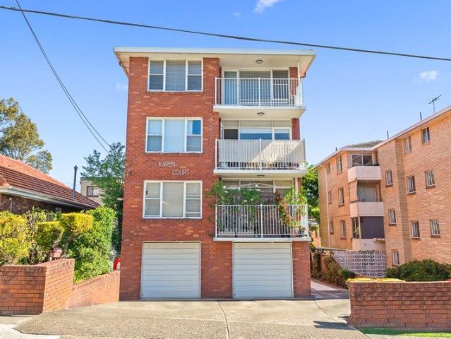 Top Floor Apartment with Double Lock up Garage