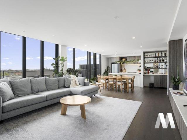 Top Floor Apartment With Expansive Balcony