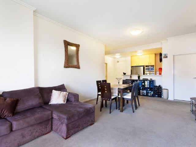 Top Floor Apartment with Harbour Views and Resort Style Facilities